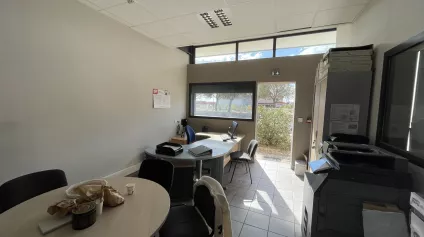 Locaux d'activités à louer - 1600 m2 - Axe direct autoroute - Offre immobilière - Arthur Loyd