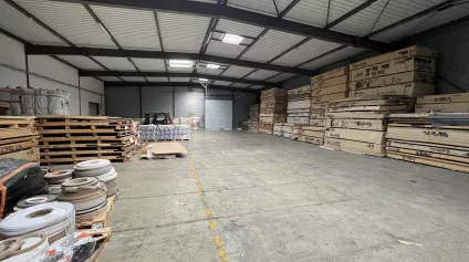 Locaux d'activités à louer - 1600 m2 - Axe direct autoroute - Offre immobilière - Arthur Loyd