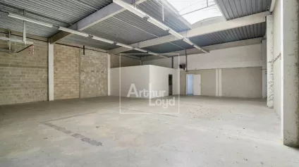 Proche accès de l'A4 grand atelier à la location - Offre immobilière - Arthur Loyd
