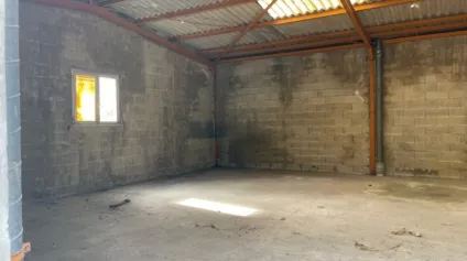 Local de stockage de 200 m2 disponible immédiatement à la location avec espace de stockage extréieur sur l'axe D1 SOISSONS/CHÂTEAU THIERRY - Offre immobilière - Arthur Loyd