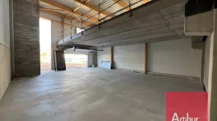 LOCATION LOCAUX D'ACTIVITES À VAILHAUQUÈS DE 365 M2 - Offre immobilière - Arthur Loyd