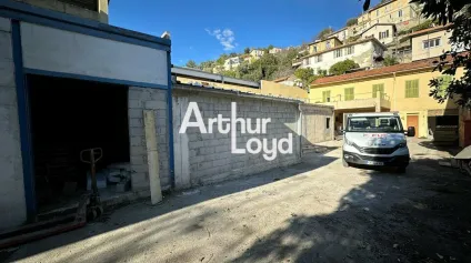 Bâtiment indépendant avec accès poids lourds et cour privative - Offre immobilière - Arthur Loyd