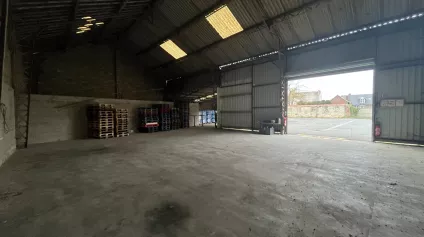 A LOUER - LOCAUX D'ACTIVITÉ/STOCKAGE - 365 M2 - ORIGNY -STE-BENOITE - Offre immobilière - Arthur Loyd