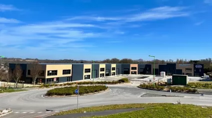 À LOUER EMPLACEMENT EXCEPTIONNEL - LOCAUX D'ACTIVITÉ NEUF ENVIRON 640 m2 - Offre immobilière - Arthur Loyd