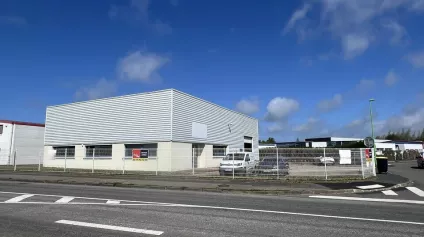 À LOUER - MONTIVILLIERS EMPLACEMENT STRATÉGIQUE - LOCAUX D'ACTIVITÉS 425 m2 ENVIRON - Offre immobilière - Arthur Loyd