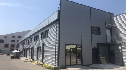 RARE A VENELLES:BEAU PLATEAU DE BUREAUX LUMINEUX ET RENOVES AVEC DE NOMBREUX PARKINGS . BONNE DESSERTE ET NOMBREUX SERVICES A PROXIMITE - Offre immobilière - Arthur Loyd