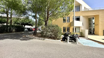 BUREAUX EN ETAGE A LOUER SUR AIX LA DURANNE - Offre immobilière - Arthur Loyd