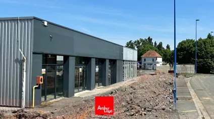 Dernier Showroom commercial à louer sur Lambres Lez Douai / 200M2 sur rond-point / Top effet d'enseigne ! Dispo immédiate - Offre immobilière - Arthur Loyd