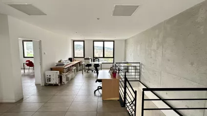 BUREAUX À LOUER EN RDC AVEC VISIBILITÉ - Offre immobilière - Arthur Loyd