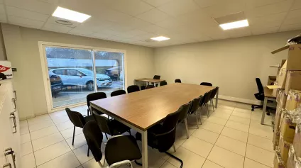 BUREAUX EN RDC AVEC PARKING DANS UN IMMEUBLE RÉCENT - Offre immobilière - Arthur Loyd