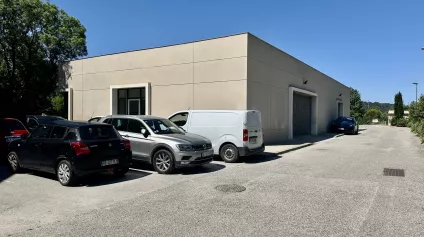 En EXCLUSIVITE - Local d'activités à LOUER sur CHATEAUNEUF LE ROUGE - Offre immobilière - Arthur Loyd