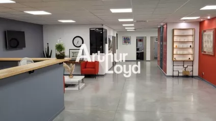 Locaux mixtes à louer 340 m² et grande vitrine - Montauroux - Offre immobilière - Arthur Loyd