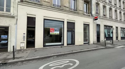 A LOUER LOCAL COMMERCIAL 145 M2 COMPIEGNE CENTRE VILLE - Offre immobilière - Arthur Loyd