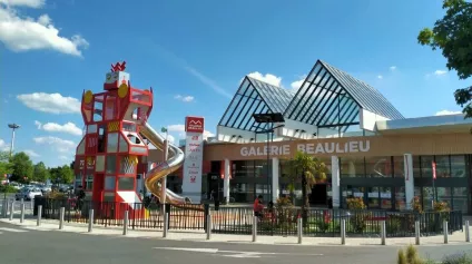 POITIERS - A VENDRE CELLULE COMMERCIALE DE 217M2 DANS GALERIE MARCHANDE - Offre immobilière - Arthur Loyd