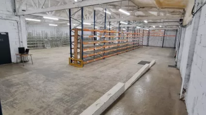 A LOUER POITIERS ENTREPOT AVEC RACKS INDUSTRIEL 386 M² - Offre immobilière - Arthur Loyd