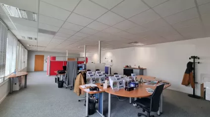 A VENDRE IMMEUBLE TERTIAIRE LOUE - 998m² POITIERS DEMI LUNE - Offre immobilière - Arthur Loyd