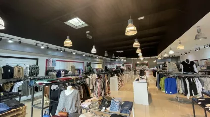 LOCAL COMMERCIAL 401M² A LOUER ZONE COMMERCIALE DE LA DESIREE - Offre immobilière - Arthur Loyd