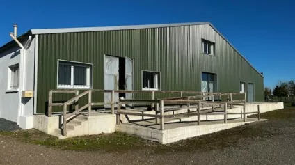 À LOUER  Local d'activité 1&nbsp;260 m² divisible  Zone artisanale  Très belle visibilité D137 / proche A83 - Offre immobilière - Arthur Loyd