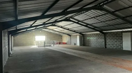 À LOUER  Local d'activité 1 260 m² divisible  Zone artisanale  Très belle visibilité D137 / proche A83 - Offre immobilière - Arthur Loyd