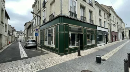 LOCAL AVEC VISIBILITE COMMERCIAL EN ANGLE DE RUE CENTRE VILLE CHATELLERAULT - Offre immobilière - Arthur Loyd