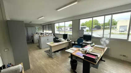 LOCAL D'ACTIVITE LIVRÉ ENTIEREMENT RENOVES ZONE REPUBLIQUE 958,9M² - Offre immobilière - Arthur Loyd