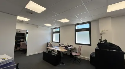 A VENDRE - BUREAUX - 76 M2 - PORNICHET - RDC - PMR - PARKING - PARC ATLANTIQUE - Offre immobilière - Arthur Loyd