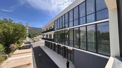 Bureaux neufs PMR et ERP avec parkings à louer à Aubagne - Proximité Les Paluds - Offre immobilière - Arthur Loyd