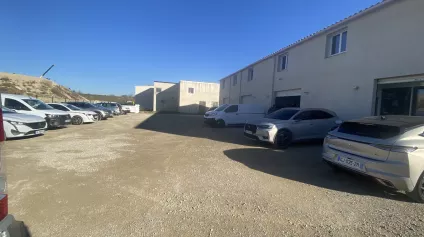 Locaux mixtes à louer bureaux et activités proche accès autoroutes - Salon de Provence - Offre immobilière - Arthur Loyd