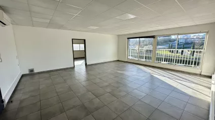 BUREAUX À LOUER À MEYREUIL EN BORDURE DE D6 - Offre immobilière - Arthur Loyd