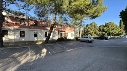 BUREAUX À LOUER ENTRE AIX ET MARSEILLE EN BORDURE D'AUTOROUTE - Offre immobilière - Arthur Loyd