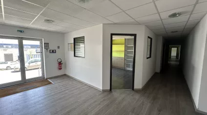 Locaux d'Activités & Bureaux sur Alès : Polyvalence, Accès PMR, Fibre, Parking, location - Offre immobilière - Arthur Loyd