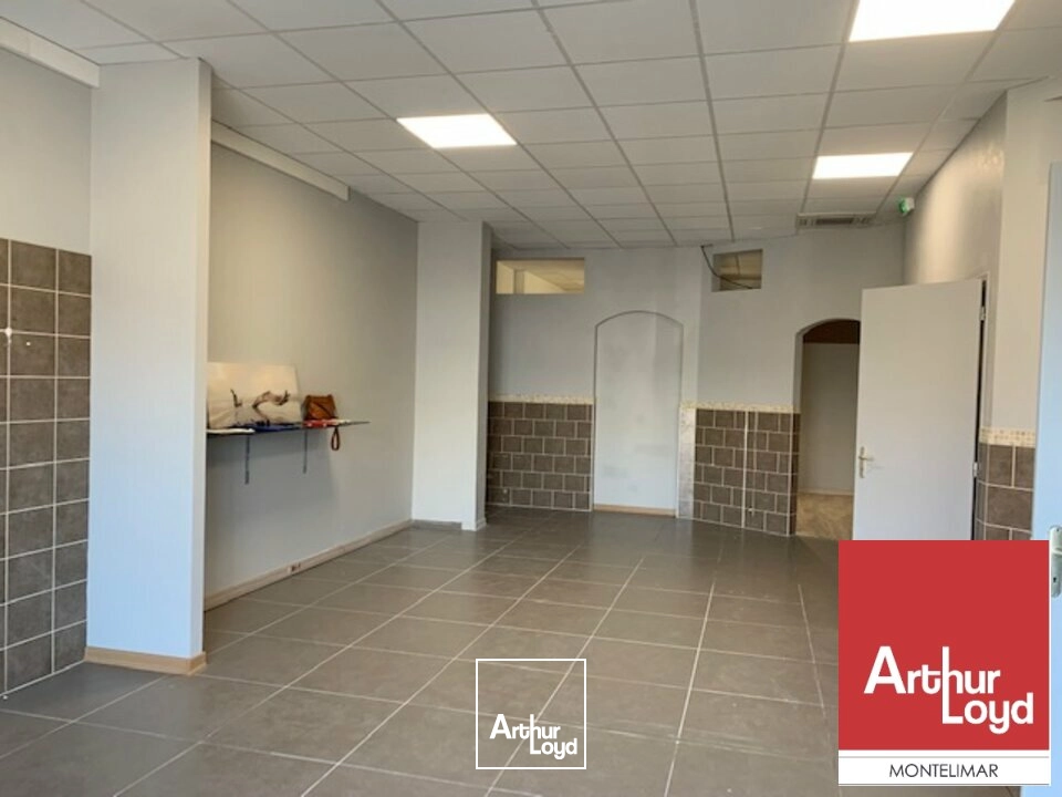 MONTÉLIMAR EST - QUARTIER MAUBEC - A LOUER LOCAL COMMERCIAL DE 87 M2 ENVIRON AVEC PLACES DE PARKING