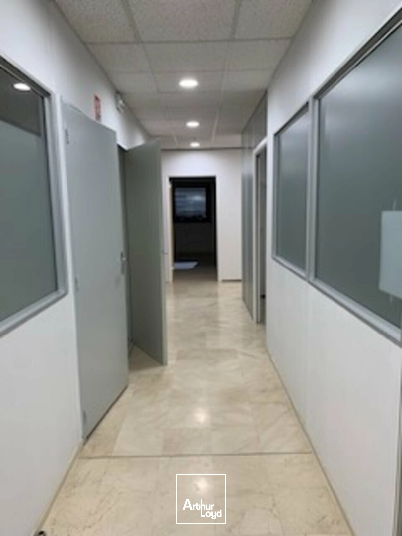 AVIGNON Bureaux disponibles à louer 845 m² DANS UN ENSEMBLE CLOTURE 