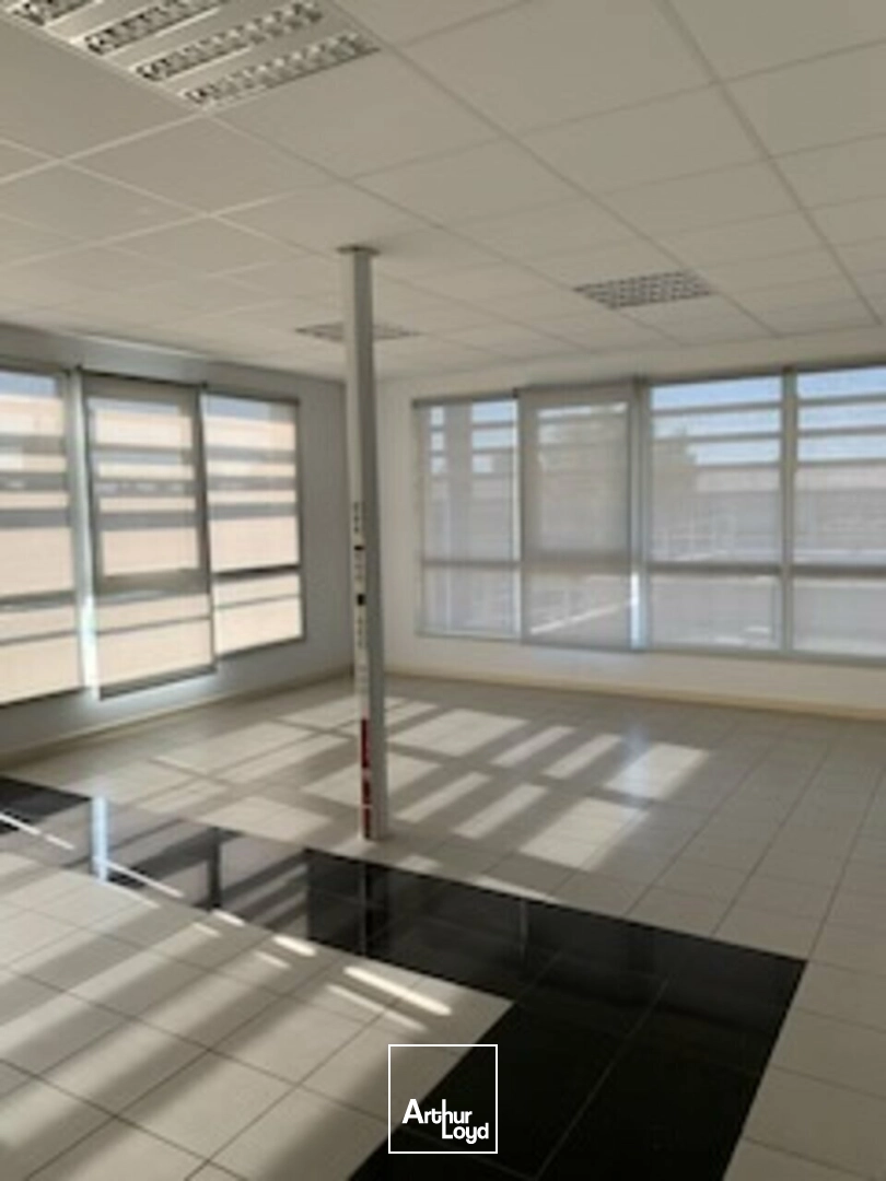AVIGNON Bureaux disponibles à louer 845 m² DANS UN ENSEMBLE CLOTURE 