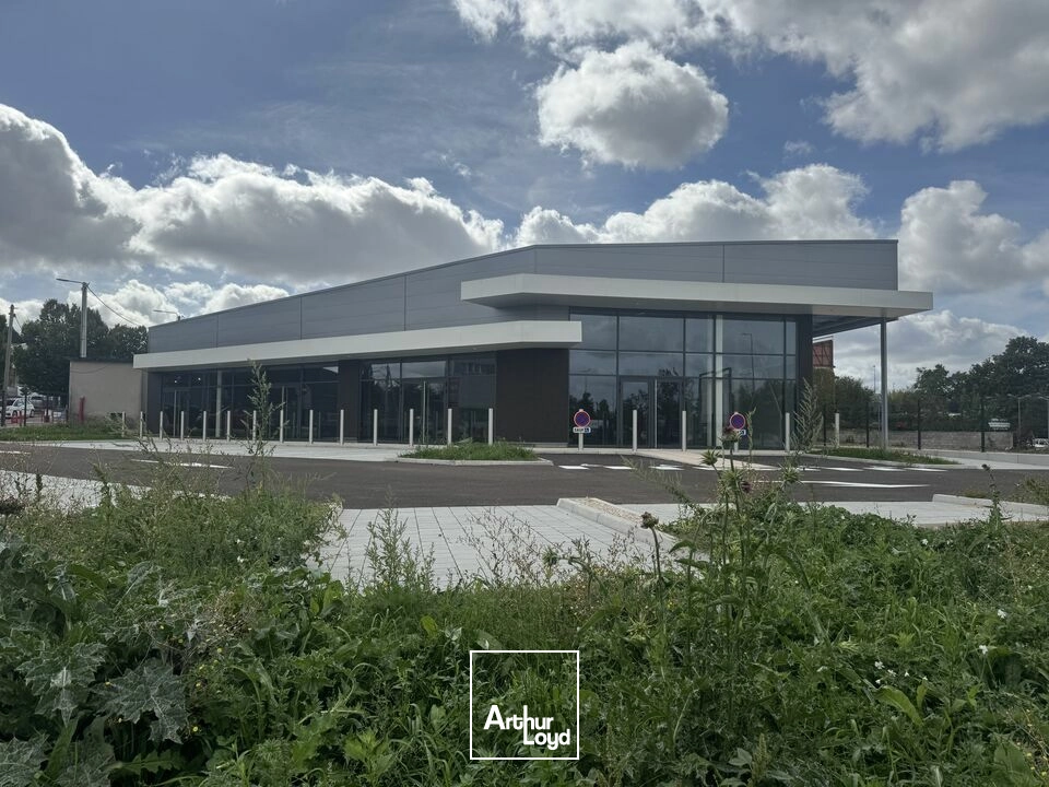 BATIMENT COMMERCIAL FACE IKEA