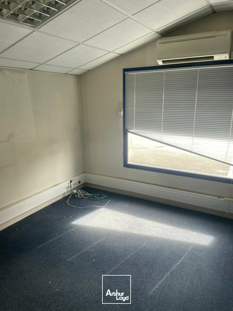 LOCAL - 110M² - LA ROCHE SUR YON 