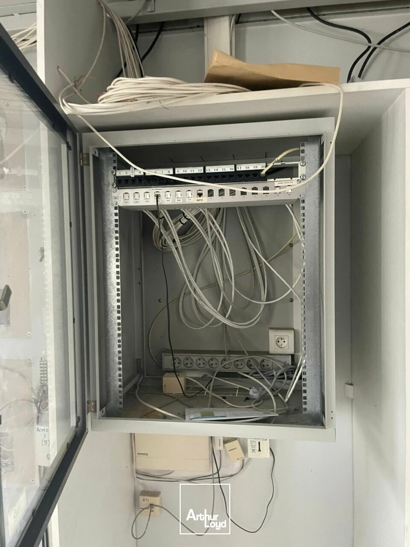 LOCAL - 110M² - LA ROCHE SUR YON 