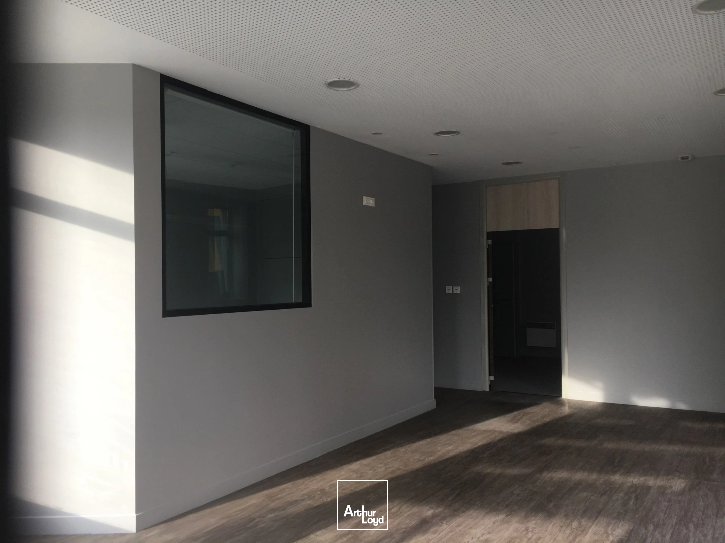 LOCAUX COMMERCIAUX DE 70M2 - A LOUER 