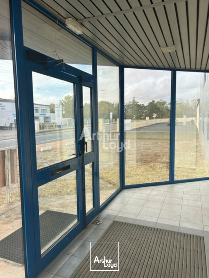 Montluçon Ensemble de locaux d'activité : bureaux et dépôts et espace extérieur