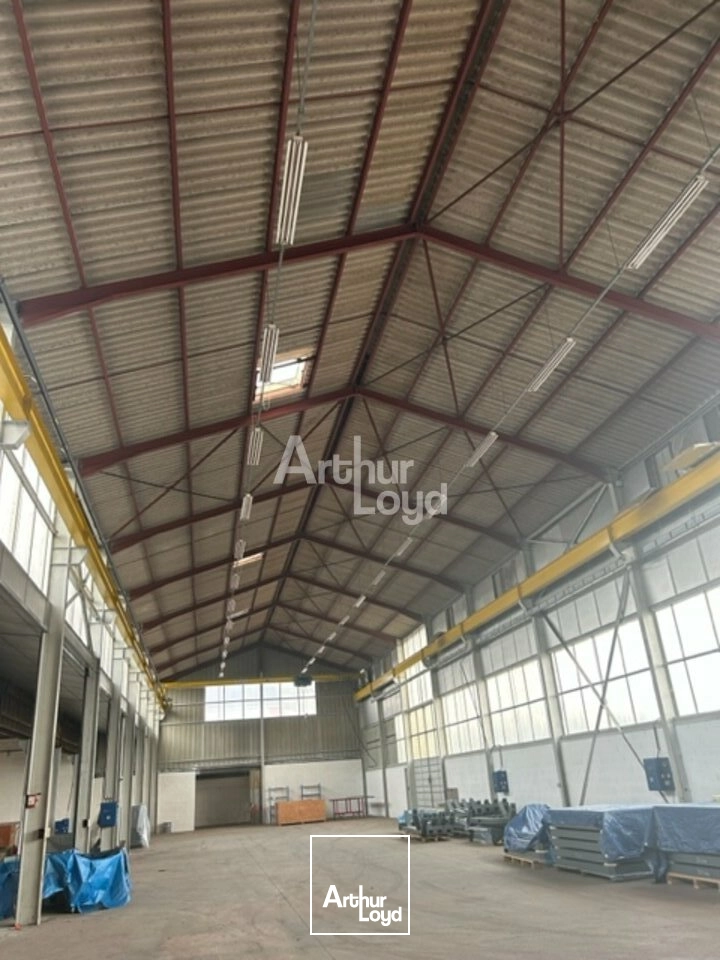 Montluçon Ensemble de locaux d'activité : bureaux et dépôts et espace extérieur