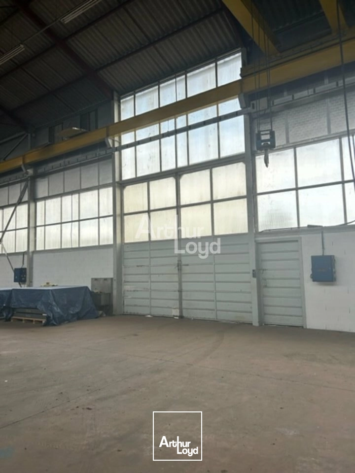 Montluçon Ensemble de locaux d'activité : bureaux et dépôts et espace extérieur