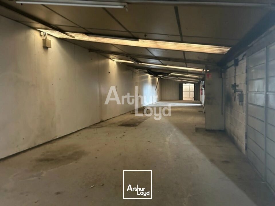 Montluçon Ensemble de locaux d'activité : bureaux et dépôts et espace extérieur