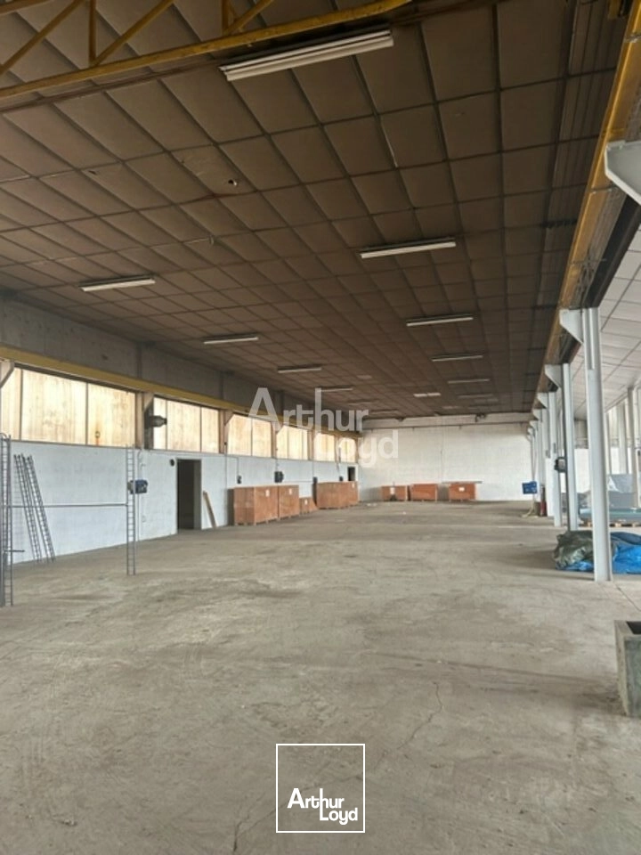 Montluçon Ensemble de locaux d'activité : bureaux et dépôts et espace extérieur