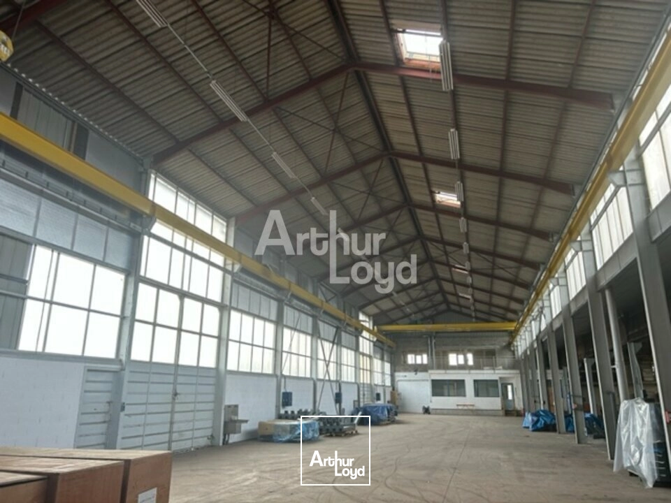 Montluçon Ensemble de locaux d'activité : bureaux et dépôts et espace extérieur