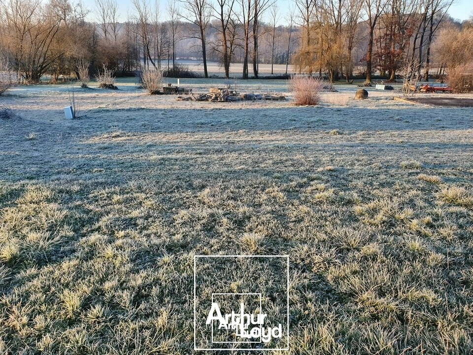 Terrain de 10&nbsp;959M² divisible sur un emplacement n°1 a l'entrée d'OBJAT desservie par la départementale la plus fréquentée du département.