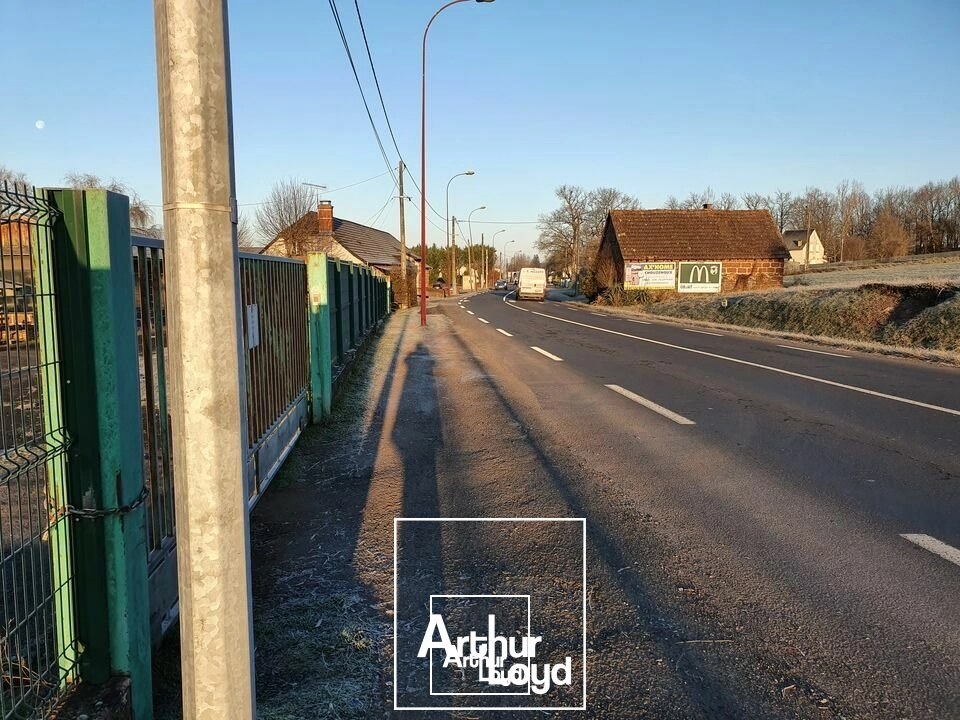 Terrain de 10&nbsp;959M² divisible sur un emplacement n°1 a l'entrée d'OBJAT desservie par la départementale la plus fréquentée du département.