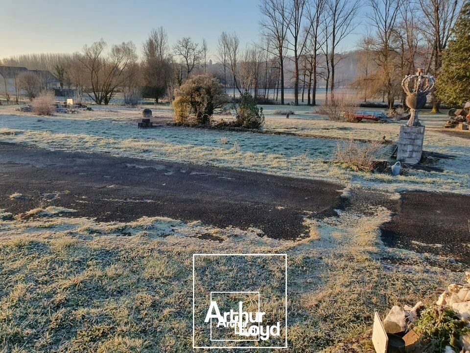Terrain de 10&nbsp;959M² divisible sur un emplacement n°1 a l'entrée d'OBJAT desservie par la départementale la plus fréquentée du département.