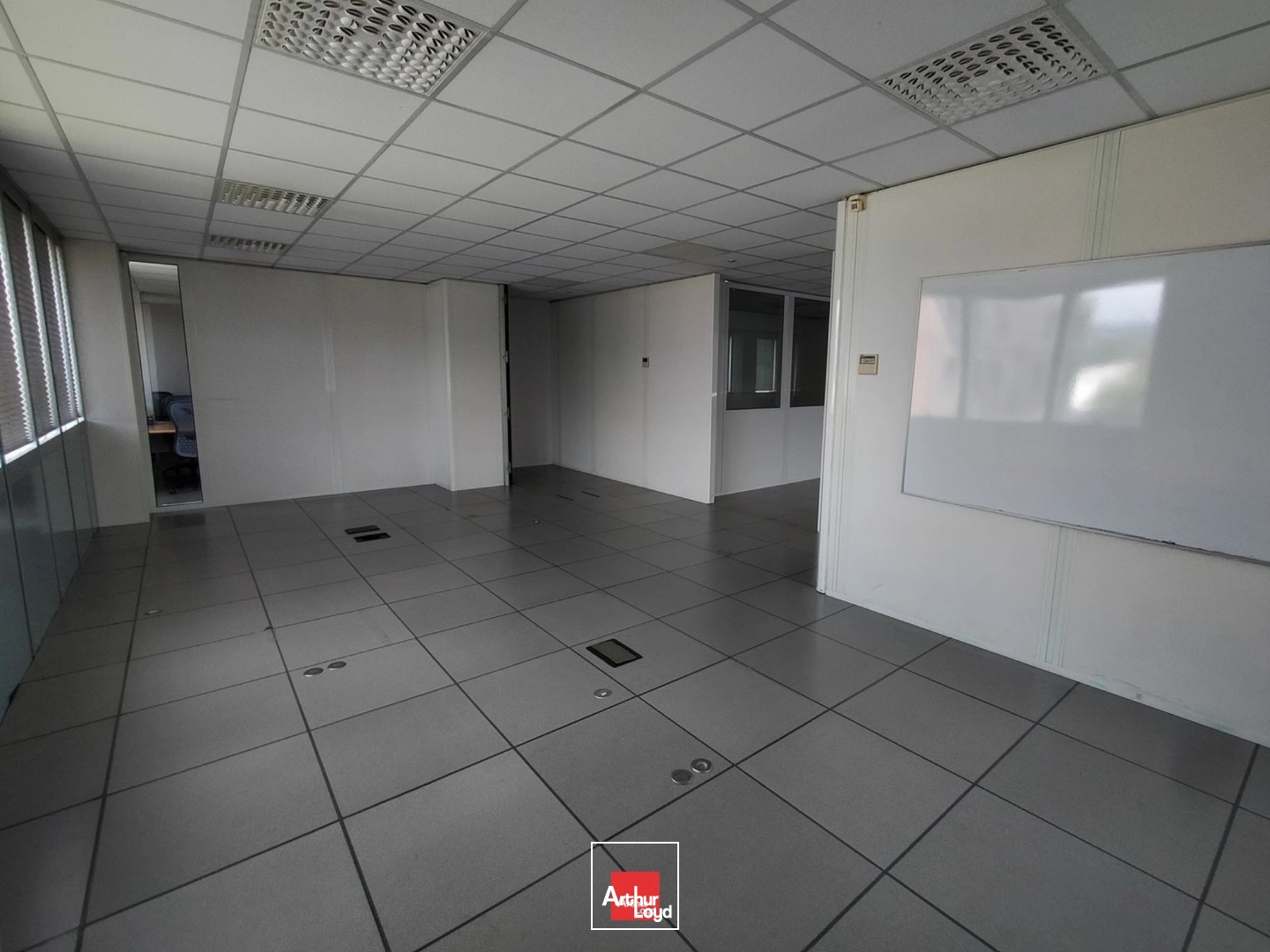 LOCATION DE BUREAUX A ECHIROLLES PARC SUD GALAXIE AVEC PARKINGS 