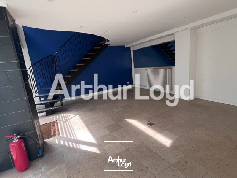 Local commercial / Bureaux - 100 m² environ -Immeuble ancien avec vitrines