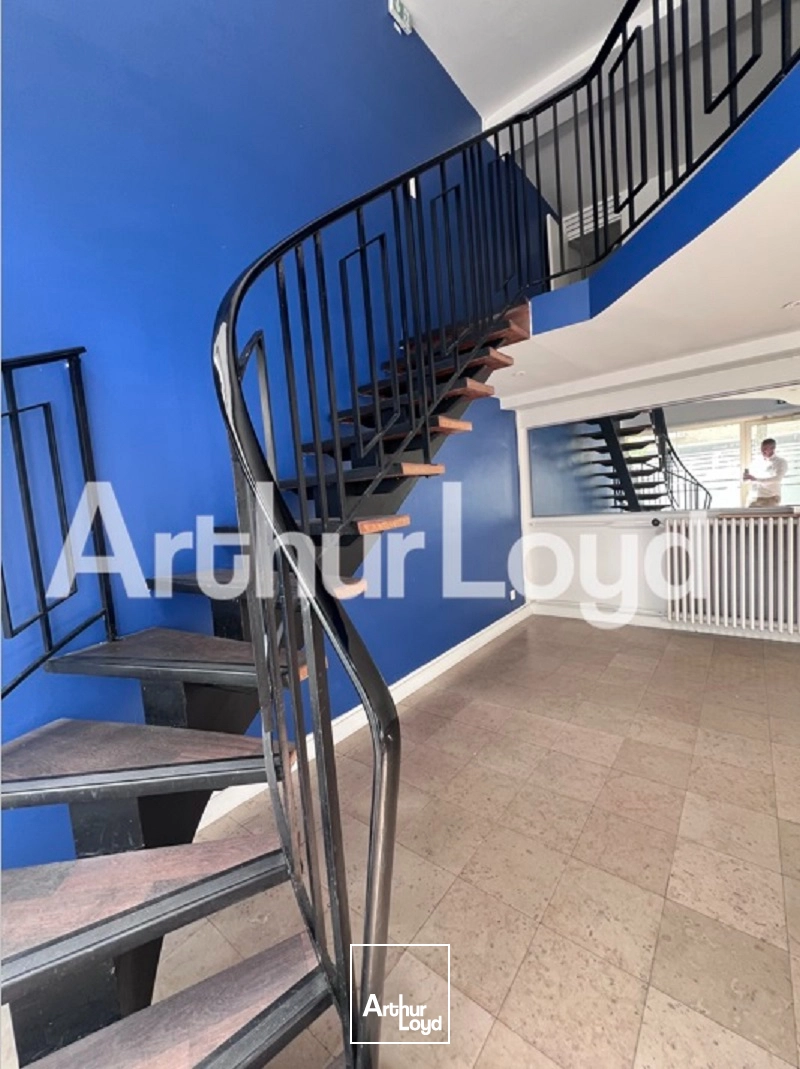 Local commercial / Bureaux - 100 m² environ -Immeuble ancien avec vitrines